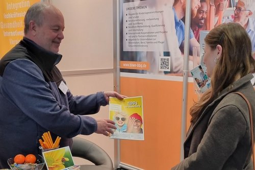 Ralf Knoblauch im Gespräch mit einer interessierten Besucherin