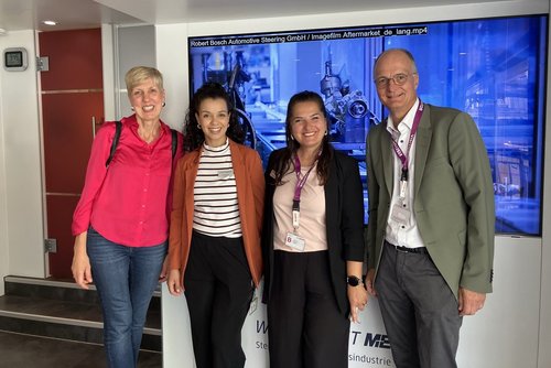 Das Team von SCHULEWIRTSCHAFT (vlnr): Sabine Ahua, Salma Iggoute, Ebru Akbas Karabulut und Johannes Krumme Das Team von SCHULEWIRTSCHAFT (vlnr): Sabine Ahua, Salma Iggoute, Ebru Akbas Karabulut und Johannes Krumme