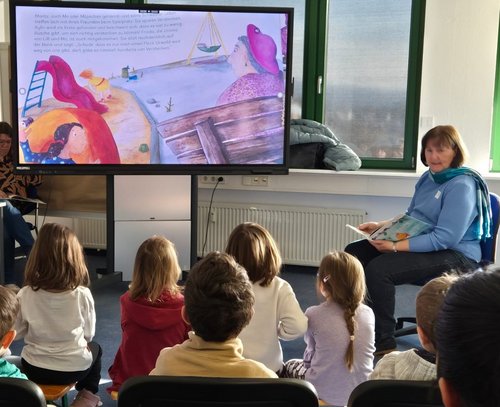 Gespannt verfolgen die Kinder die Geschichte