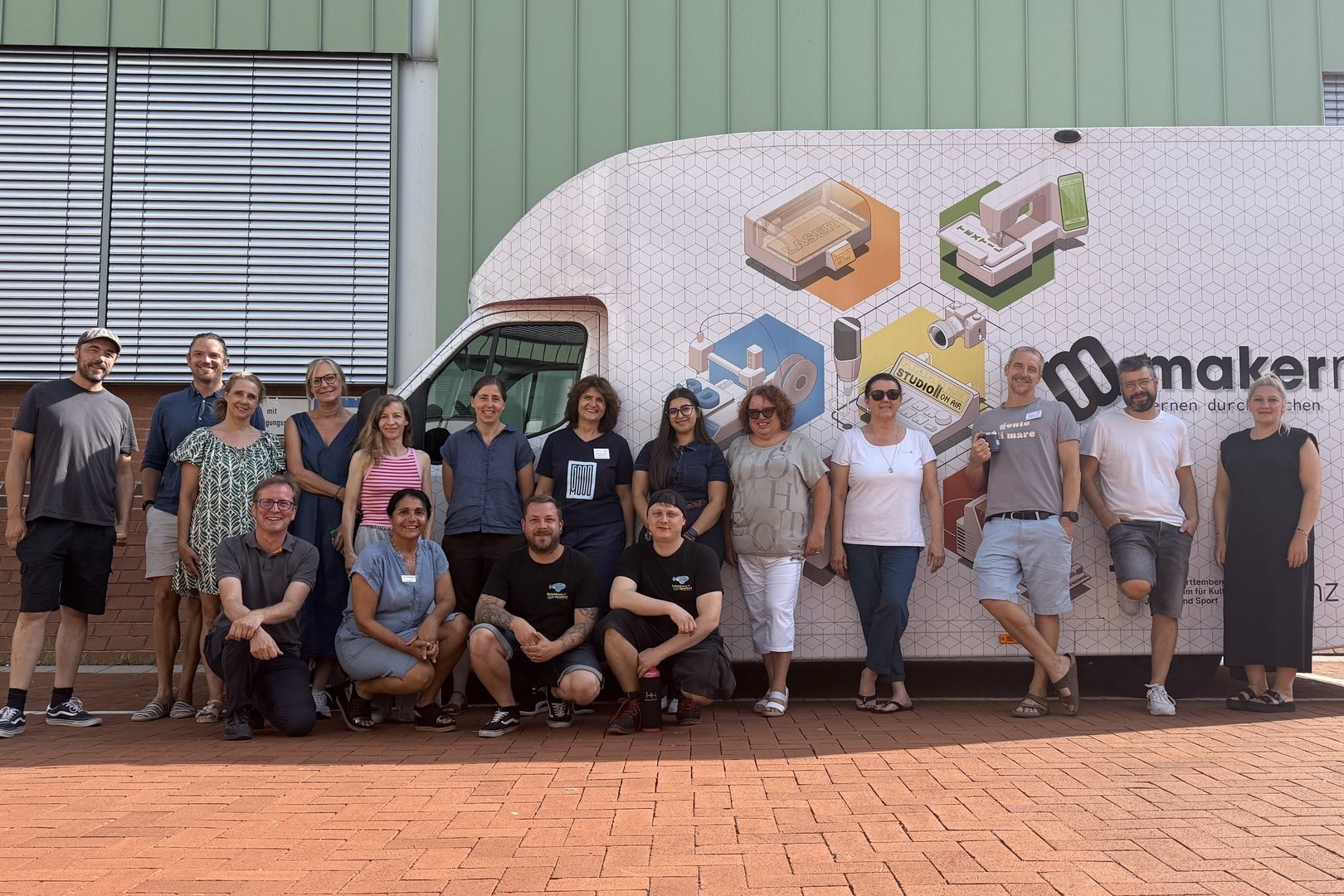 Gruppenfoto vor dem Makermobil
